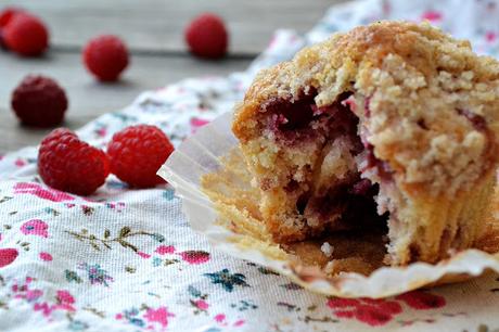 Muffins aux framboises moelleux à l' intérieur et croustillant sur le dessus