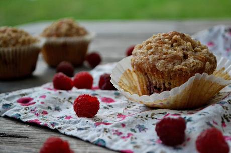 Muffins aux framboises moelleux à l' intérieur et croustillant sur le dessus