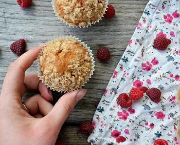 Muffins aux framboises moelleux à l' intérieur et croustillant sur le dessus