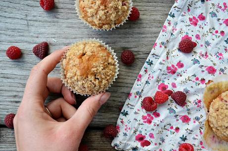 Muffins aux framboises moelleux à l' intérieur et croustillant sur le dessus