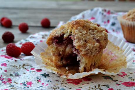 Muffins aux framboises moelleux à l' intérieur et croustillant sur le dessus