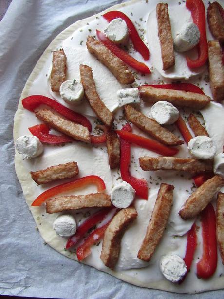 Pizza au poulet, poivron et fromages.