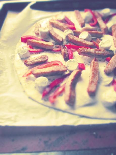 Pizza au poulet, poivron et fromages.