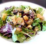 SALADE AUX CÉBETTES ET GRAINES GERMÉES SAUCE CAJOU BADIANE
