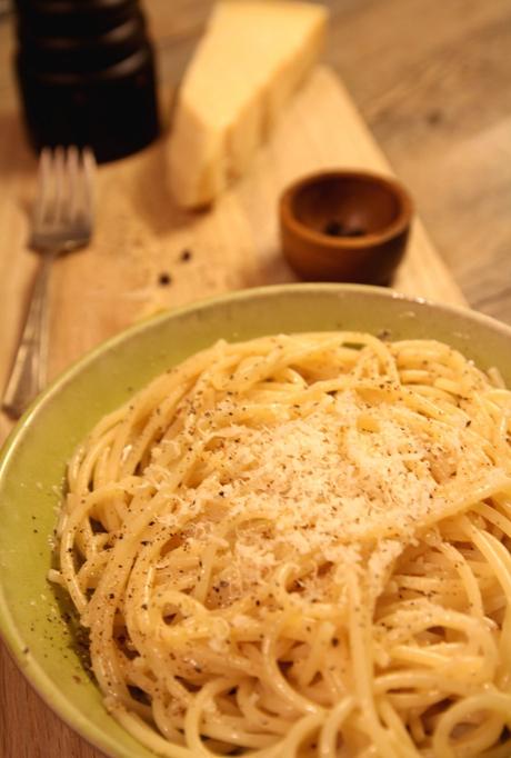 Spaghetti cacio e pepe (fromage et poivre)