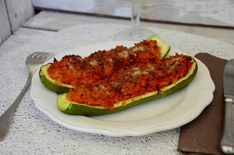 Courgettes farcies au riz, coulis de poivrons et pecorino