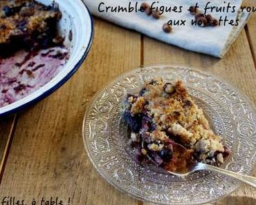 Crumble de figues, fruits rouges et noisettes