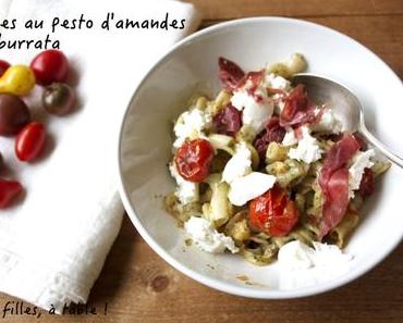 Pâtes au pesto d’amande, burrata, bresaola et tomates cerises