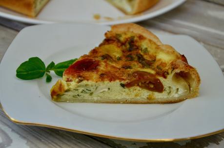 Quiche au fromage, tomates cerises et basilic