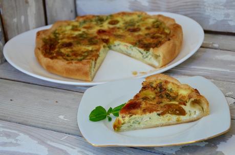 Quiche au fromage, tomates cerises et basilic