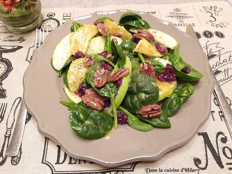 Salade automnale aux épinards, fruits et noix de pécan / Autumn salad with spinach, fruits and pecan