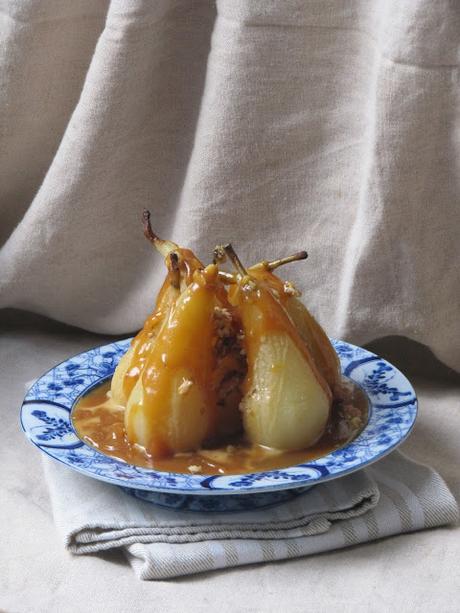 Poires pochées au caramel au beurre salé