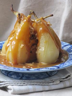 Poires pochées au caramel au beurre salé