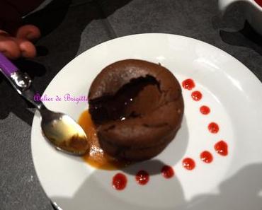 Fondant au chocolat, coeur caramel au beurre demi-sel et son coulis de framboises