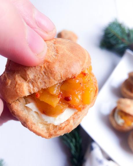 Petits choux fromage de chèvre, mangue et piment d’Éspelette