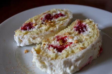 Bûche roulée amandes, chocolat blanc et framboises