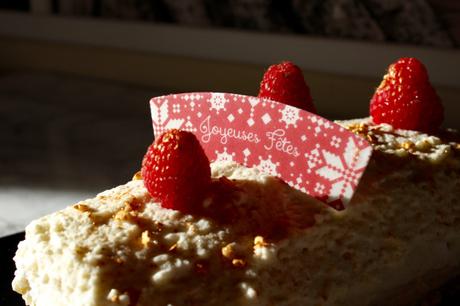 Bûche roulée amandes, chocolat blanc et framboises