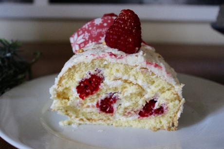 Bûche roulée amandes, chocolat blanc et framboises