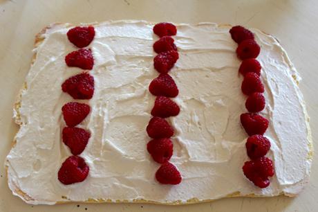 Bûche roulée amandes, chocolat blanc et framboises