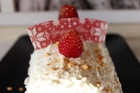 Bûche roulée amandes, chocolat blanc et framboises