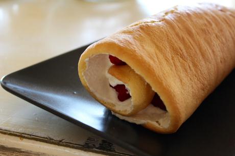 Bûche roulée amandes, chocolat blanc et framboises