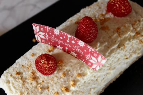 Bûche roulée amandes, chocolat blanc et framboises