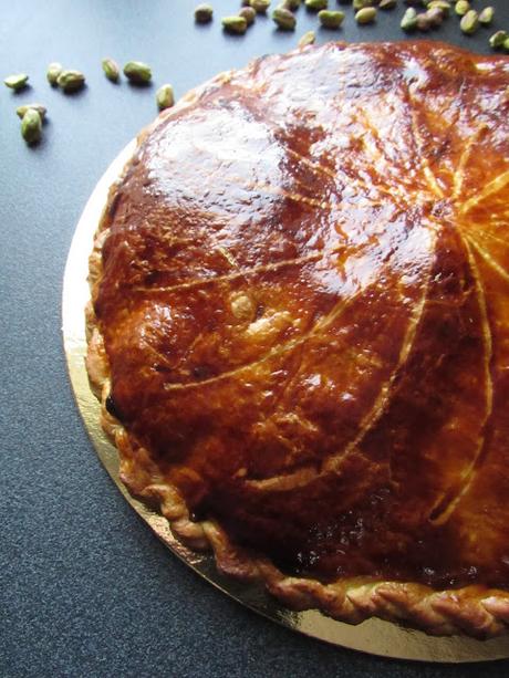 Galette des rois à la pistache et chocolat.