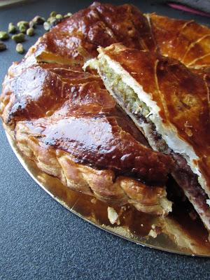 Galette des rois à la pistache et chocolat.