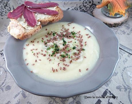 Velouté de panais et son toast croustillant à la crème d'ail et au magret fumé / Parsnip soup and its garlic cream and duck breast toast