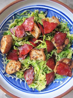 Salade de choux de Bruxelles au chorizo