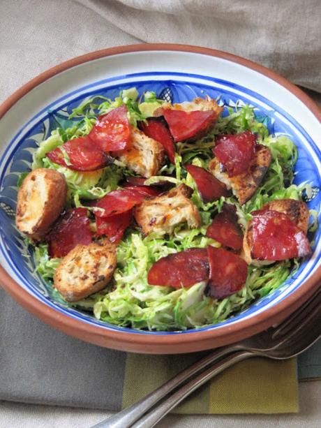 Salade de choux de Bruxelles au chorizo