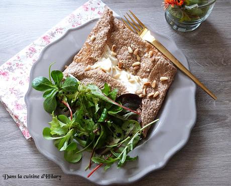 Une galette de sarrasin qui va vous rendre chèvre (chèvre, miel et pignons grillés) / Goat cheese, honey and pine nut buckwheat crepe