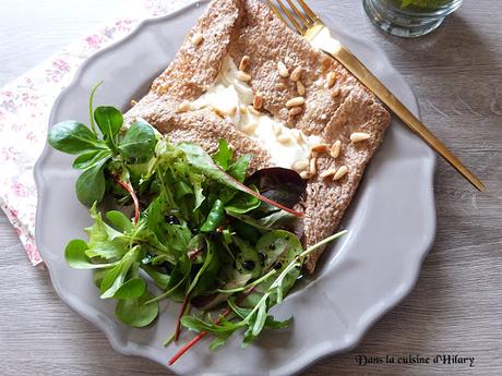 Une galette de sarrasin qui va vous rendre chèvre (chèvre, miel et pignons grillés) / Goat cheese, honey and pine nut buckwheat crepe