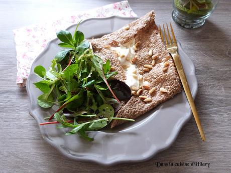 Une galette de sarrasin qui va vous rendre chèvre (chèvre, miel et pignons grillés) / Goat cheese, honey and pine nut buckwheat crepe