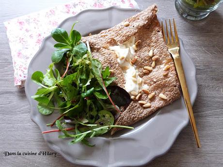 Une galette de sarrasin qui va vous rendre chèvre (chèvre, miel et pignons grillés) / Goat cheese, honey and pine nut buckwheat crepe