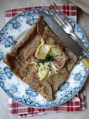 Galette de sarrasin à l'andouille, aux cœurs d'artichaut & au reblochon Galette de sarrasin à l'andouille, aux cœurs d'artichaut & au reblochon