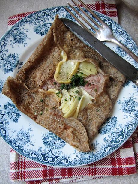 Galette de sarrasin à l'andouille, aux cœurs d'artichaut & au reblochon Galette de sarrasin à l'andouille, aux cœurs d'artichaut & au reblochon