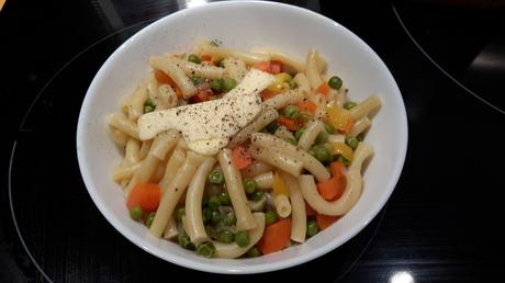 Macaronis aux légumes (poivrons, carottes, petits pois, oignons) au cookeo
