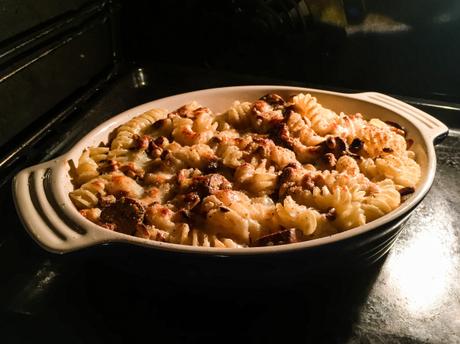 Inspiration italienne – Gratin de pâtes, saucisses et scamorza fumée