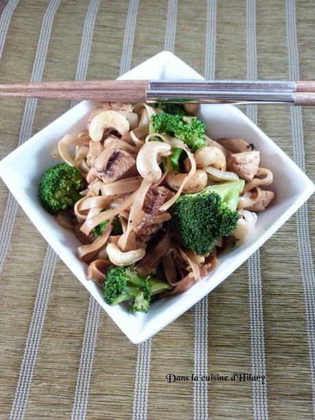 Nouilles sautées au poulet et brocolis pour le nouvel an chinois / Chicken and broccoli noodles for the Chinese New Year