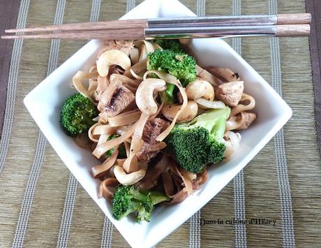 Nouilles sautées au poulet et brocolis pour le nouvel an chinois / Chicken and broccoli noodles for the Chinese New Year