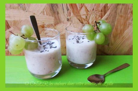 Boisson de raisins blancs au yaourt et sésame noir