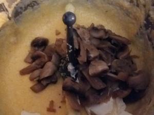 Filet mignon de porc laqué au miel et soja, polenta crémeuse aux champignons 