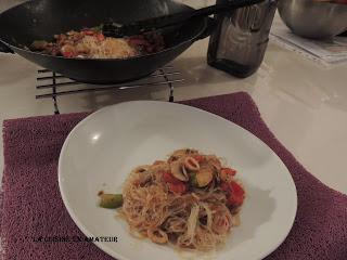 Vermicelles de soja aux légumes sautés et calamars