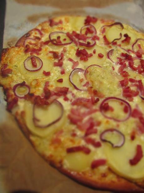 Pizza aux pommes de terre, fromage à raclette et lardons.