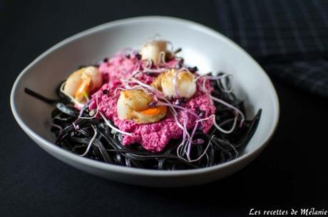 Spaghettis à l’encre de seiche, crème de betterave et Saint-Jacques rôties