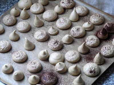 Meringue française au café : les champignons crèmes Meringue française au café : les champignons crèmes