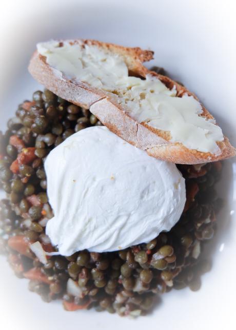 Salade de lentilles tiède et oeufs pochés