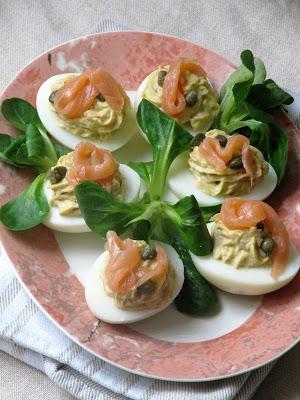Oeufs mimosa au saumon fumé & aux câpres Oeufs mimosa au saumon fumé & aux câpres