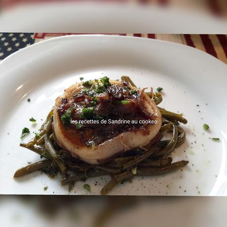 Médaillon de dinde et sa compotée d'oignons rouge sur son lit de haricots verts au cookeo